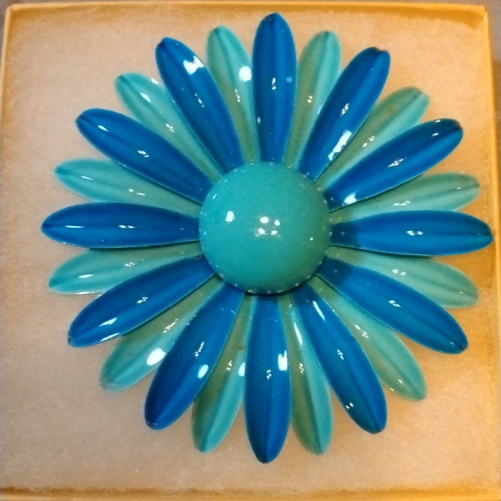 Vintage Enamel layered daisy petals brooch